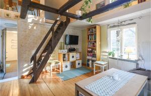 ein Wohnzimmer mit einer Treppe in einem Zimmer mit einem Tisch in der Unterkunft Stunning Home In Falkping With Kitchen in Falköping