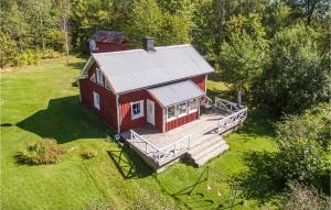 una vista aérea de una casa roja con terraza en Cozy Home In Undens With House A Panoramic View, en Undenäs