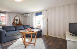 sala de estar con sofá y mesa en Cozy Home In Undens With House A Panoramic View, en Undenäs