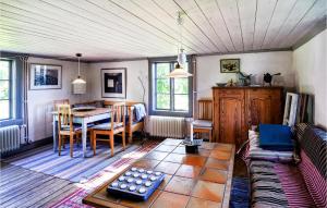 een woonkamer met een bank en een tafel bij Amazing Home In Lidkping With Kitchen in Lidköping