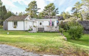 una pequeña casa blanca con un gran patio en Cozy Home In Strmstad With Wifi, en Strömstad