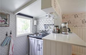 Kuhinja oz. manjša kuhinja v nastanitvi Cozy Home In Strmstad With Wifi