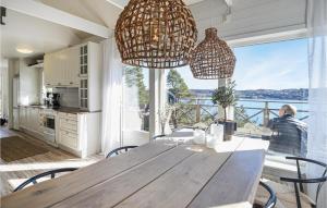 cocina con mesa de madera y ventana grande en 2 Bedroom Lovely Home In Uddevalla, en Uddevalla