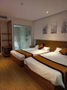ein Hotelzimmer mit 3 Betten und einem Bad in der Unterkunft Apec 5 sao TP.Tuy Hòa - View biển và view hồ bơi in Ðông Tác (1)