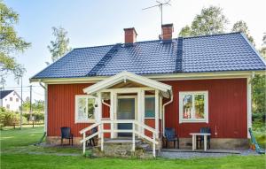 a red house with a gambrel roof at Stunning Apartment In Rönneshytta in Rönneshytta