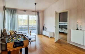 een woonkamer met een tafel en een bed bij Lovely Home In sensbruk With Kitchen in Åsensbruk