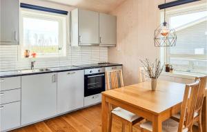 Kuchyň nebo kuchyňský kout v ubytování Lovely Home In Åsensbruk With Kitchen