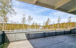 een buitenterras met uitzicht op de bossen bij Lovely Home In sensbruk With Kitchen in Åsensbruk