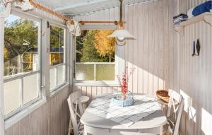 tavolo e sedie in una stanza con finestra di Nice Home In Kolmrden With Kitchenette a Kolmården