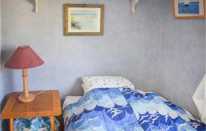 - une chambre avec un lit et une table avec une lampe dans l'établissement Nice Home In Kolmrden With Kitchenette, à Kolmården