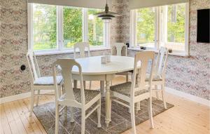 ein Esszimmer mit einem weißen Tisch und Stühlen in der Unterkunft Awesome Home In Sankt Anna With Wifi in Sankt Anna