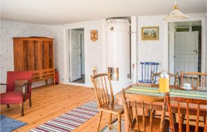 - une salle à manger avec une table et des chaises en bois dans l'établissement Stunning Home In deshg With Wifi, à Ödeshög