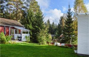 una casa con un patio al lado de un edificio en Cozy Home In Mariefred With Wifi en Mariefred