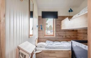 Habitación pequeña con cama y ventana en Cozy Apartment In Sysslebck With Wifi en Sysslebäck