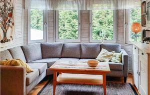 uma sala de estar com um sofá e uma mesa de centro em 3 Bedroom Awesome Home In Arvika em Arvika