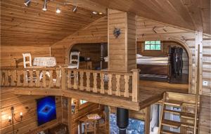 Cabaña de madera con escalera y cama. en Amazing Home In rjng With Kitchen en Årjäng