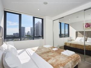 - une chambre blanche avec un grand lit et de grandes fenêtres dans l'établissement Ruby Gold Coast By Serain, à Gold Coast 66 autres photos