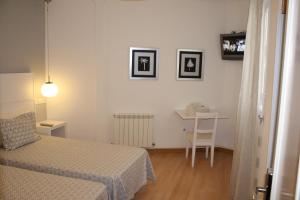 Łóżko lub łóżka w pokoju w obiekcie Hostal Adriano
