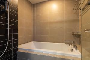 Koupelna v ubytování Teega Suites by RR JBcity
