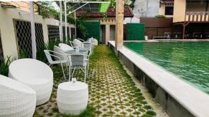 Bazén v ubytování Grand Madani Hotel nebo v jeho okolí