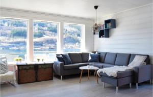 uma sala de estar com um sofá e uma grande janela em Beautiful Home In Norheimsund With Kitchen em Norheimsund