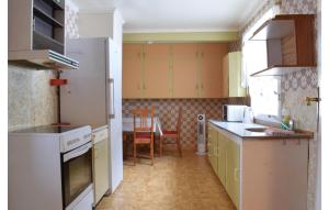 Dapur atau dapur kecil di 5 Bedroom Beautiful Home In Lavik