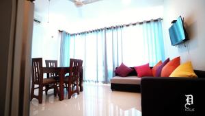 TV a/nebo společenská místnost v ubytování The Beach Front Apartment - Colombo, Uswetakeiyawa, Colombo