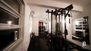 Fitness centrum a/nebo fitness zařízení v ubytování The Beach Front Apartment - Colombo, Uswetakeiyawa, Colombo