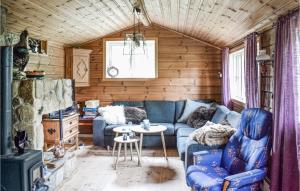 ein Wohnzimmer mit einem blauen Sofa und einem Tisch in der Unterkunft Lovely Home In Norheimsund With Wifi in Norheimsund