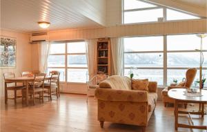 Pet Friendly Home In Lavik With House Sea View في Lavik: غرفة معيشة مع أريكة وطاولة