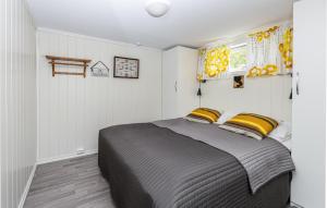 Ένα ή περισσότερα κρεβάτια σε δωμάτιο στο 2 Bedroom Awesome Home In Isfjorden