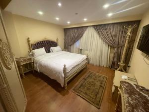 En eller flere senge i et værelse på Shehab Royal Apart-Hotel 4