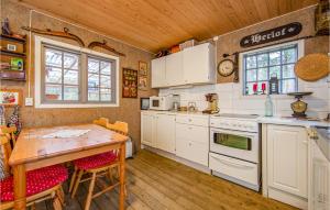 Кухня или кухненски бокс в Gorgeous Home In ydegard With Wifi