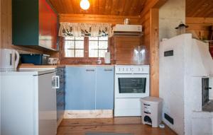 eine Küche mit einem blauen Kühlschrank und einem Herd in der Unterkunft Gorgeous Home In Atna With Wifi in Atnoset