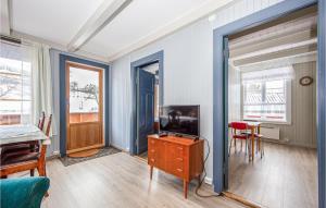 Åfarnes的住宿－Nice Apartment In farnes With House Sea View，客厅配有电视和桌椅