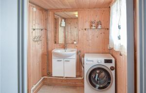 uma pequena casa de banho com um lavatório e uma máquina de lavar roupa em Awesome Home In Nord-torpa With Kitchen em Nord Torpa