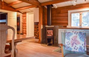 Cabaña de madera con sala de estar con chimenea en Nice Home In Kvam With Kitchen, en Kvam