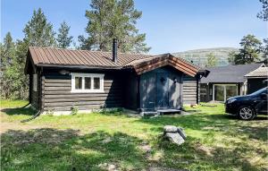 una pequeña cabaña con un coche aparcado delante en Nice Home In Kvam With Kitchen, en Kvam