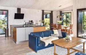 un soggiorno con divano blu e tavolo di Beautiful Home In yer With 4 Bedrooms And Sauna a Øyer