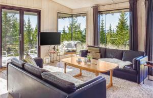 un soggiorno con divani e tavolo di Beautiful Home In yer With 4 Bedrooms And Sauna a Øyer