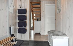 een kamer met houten wanden en een trap met stoelen bij Awesome Home In yer With House A Mountain View in Øyer