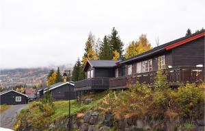 una casa al lado de una colina en Amazing Home In yer With Kitchen en Øyer