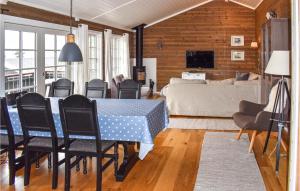 uma sala de estar com uma mesa e cadeiras e uma cama em Amazing Home In yer With Kitchen em Øyer
