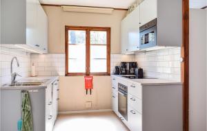 イースタッドにあるStunning Home In Ystad With 1 Bedrooms And Wifiの白い家電製品付きのキッチン、窓