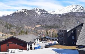 een uitzicht op een berg met besneeuwde bergen bij Staven Appartments in Hemsedal