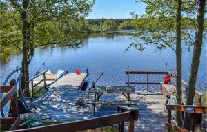 muelle con mesa de picnic en un lago en 2 Bedroom Beautiful Home In Vstra Torup en Västra Torup