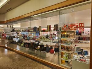 Supermarket nebo jiné obchody v  hotelu nebo okolí