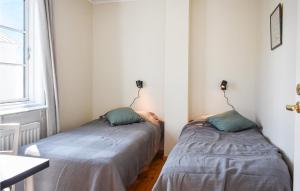 Cozy Home In Karlskrona With Kitchen tesisinde bir odada yatak veya yataklar