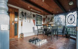 una habitación con un juego de ajedrez en el suelo de una casa en Lovely Apartment In Vallersund With Kitchen, en Drilen