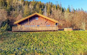 uma grande cabana de madeira numa colina num campo em Nice Home In Malm With Lake View 